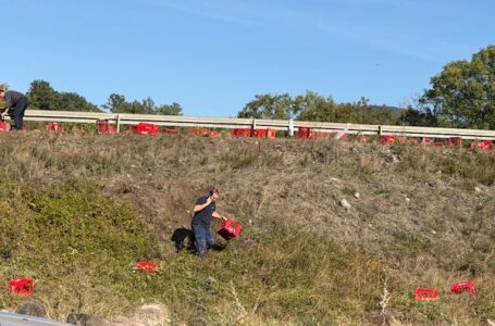 U Brđanima se rasuo teret sa kamiona, saobraćaj preusmeren ispod nadvožnjaka